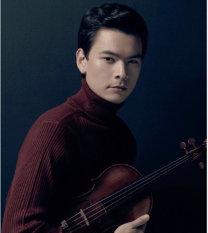 Stefan Jackiw headshot, holding violin