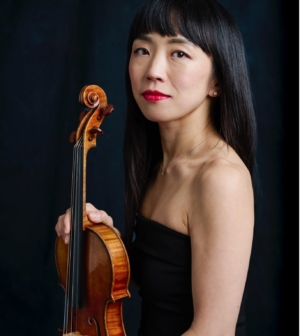 Jessica Lee headshot holding violin